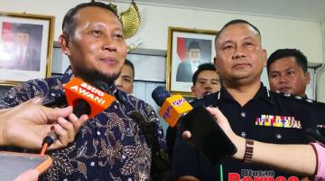 PENGHARGAAN: Djati merakamkan penghargaan mewakili kerajaan Republik Indonesia untuk keprihatinan Kerajaan Malaysia menyerahkan semula ketiga-tiga rakyat mereka yang diselamatkan di perairan Pulau Sipadan, Semporna.