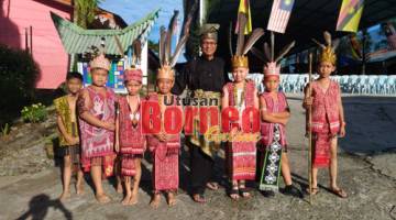 AKRAB: Cikgu Emmet merakamkan gambar bersama anak-anak murid SK Melugu yang membuat persembahan gendang pampat Iban. 