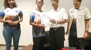 SIJIL PENYERTAAN: M. KulaSegaran ( dua, kanan) menyampaikan sijil penyertaan kepada salah seorang peserta program Mendaki Gunung Kinabalu 'Realising Dreams'. Turut kelihatan Ravichandran (kanan).