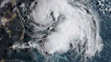 MENGGANAS: Imej satelit NOAA-RAMMB menunjukkan Ribut Tropika Humberto ketika ia menghampiri Bahamas kelmarin. — Gambar AFP