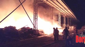PADAM: Anggota bomba melakukan pemadaman api membabitkan kebakaran longgokan sampah dan sisa binaan di sebuah kilang di KKIP Selatan.