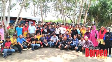 MESRA: Assaffal bersama sebahagian bekas pelajar SK Tanjung Labian.