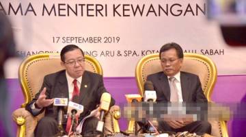 SIDANG MEDIA: Lim (kiri) bersama Shafie (kanan) semasa sidang media selepas majlis Dialog Bajet 2020.