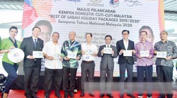 PERKENAL: Shafie (empat dari kanan)  memperkenalkan 'Best of Sabah Holiday Packages 2019/2020' bersama Mohamaddin (tengah) dan Frankie (tiga kanan).