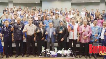 KENANGAN: Rodzi (enam kiri), Dr Fary Akmal (lima kiri) dan Nurzalizah (enam kanan) bergambar kenangan bersama-sama peserta Seminar Pengurusan Keselamatan Wilayah Persekutuan Labuan Pengurusan dan Pengendalian Situasi Bencana dan Krisis. 