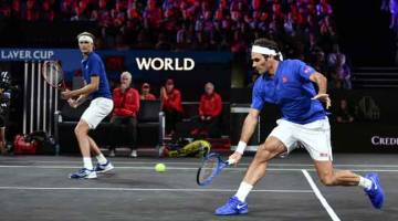 PERSEMBAHAN MEMUKAU: Federer (kanan) dan rakan sepasukannya Zverev beraksi ketika menentang beregu Pasukan Dunia, Shapovalov dan Sock pada Kejohanan Piala Laver di Geneva, Switzerland. — Gambar AFP