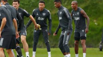 WAJAR DIKEKALKAN?: Lingard (tengah) ketika menyertai sesi latihan bersama rakan sepasukannya di Manchester United pada minggu lalu. — Gambar Reuters