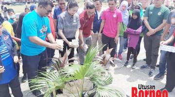 LANCAR: Liau (dua, kiri) meletakkan ubat mencegah pembiakan nyamuk aedes sebagai simbolik melancarkan Gotong-Royong Mega 2.0 Perangi AEDES Peringkat Negeri Sabah 2019.