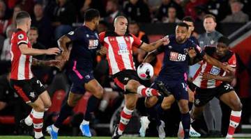 SENGIT: Antara babak-babak aksi perlawanan Liga Perdana Inggeris di antara Southampton dan Bournemouth di Stadium St Mary’s di Britain. — Gambar Reuters