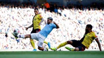 SENGIT:  Aguero diasak oleh dua pemain Watford pada perlawanan Liga Perdana Inngeris di Stadium Etihad, Manchester kelmarin. — Gambar AFP