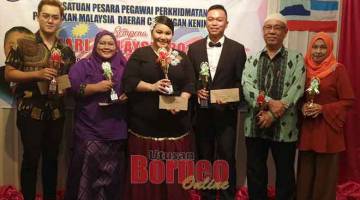 JUARA: Bedrib dan Isniza (tengah) muncul juara Duet P.Ramlee. Tempat kedua, Donny dan Laidilah (kiri) manakala tempat ketiga Hussien dan Rashidah (kanan) bersama hadiah masing-masing.