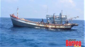 DITAHAN: Bot nelayan asing pertama yang ditahan kerana menceroboh dan merompam hasil laut negara.