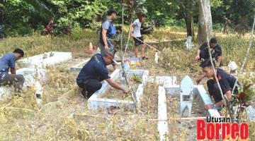 GOTONG ROYONG: Anggota Maritim Labuan bergotong-royong membersihkan Tanah Perkuburan Lambidan Menumbok.