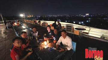 PANORAMA MALAM: Menikmati makan malam di sebuah kafe di kawasan perbukitan, berlatarbelakangkan pemandangan malam kota Samarinda.