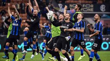 REKOD BERSIH: Para pemain Inter meraikan kemenangan mereka bersama penyokong selepas tamat perlawanan di San Siro, Milan kelmarin. — Gambar Reuters