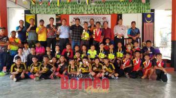 TAHNIAH: Lukanisman bergambar bersama pemenang Kejohanan Futsal MSSR Tahunan Bahagaian Miri baru-baru ini.