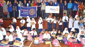SUMBANG: Anggota Yayasan Kelab-Kelab Rotary Malaysia bersama pelajar yang menerima sumbangan.