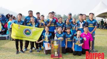 PEMENANG: Pemenang pingat yang membantu PMDKK muncul juara keseluruhan Sirkit Memanah Sabah Piala Sthamin di Tawau baru-baru ini.