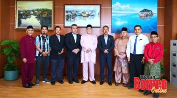 KENANGAN: Syed Abas (lima dari kiri)) bersama Suhami (enam dari kiri), Ustaz Awang Juri (tiga dari kanan) dan Iwan (dua dari kanan) bergambar kenangan selepas pertemuan itu di perkarangan Bilik Mesyuarat Bangunan DUN Sabah.