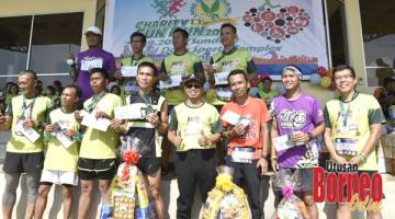 TAHNIAH: Mohd Ayub dan Raymond bersama bersama antara pemenang acara larian itu.