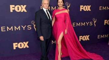 BERGAYA: Catherine Zeta-Jones (kanan) dan suaminya, aktor Michael Douglas. — Gambar AFP