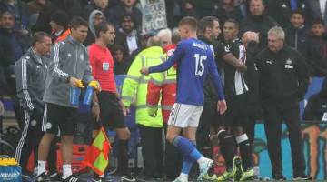 GERAM:  Reaksi Bruce (kanan) ketika menyaksikan Hayden (tiga kanan) meninggalkan padang selepas dilayangkan kad merah pada perlawanan di Stadium King Power, Leicester kelmarin. — Gambar AFP 