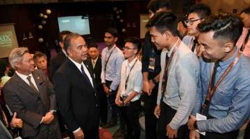 RAMAH MESRA: Amiruddin (dua, kiri) beramah mesra bersama para peserta selepas merasmikan Kem Cerdik Cukai 2019 di Akademi Percukaian Malaysia, Bandar Baru Bangi semalam. — Gambar Bernama