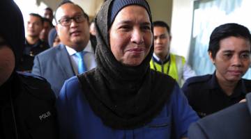  Datuk Zahrah Abd Wahab Fenner (tengah) selepas hadir ke Mahkamah Sesyen Kuala Lumpur hari ini. - Gambar Bernama 