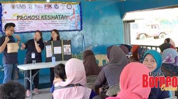 CERAMAH: Beberapa pelajar perubahan UMS memberikan ceramah kesihatan kepada penduduk kampung.