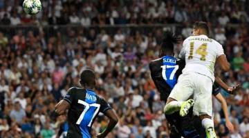 PENYELAMAT:  Casemiro menanduk masuk gol kedua Real pada lewat permainan di Santiago Bernabeu, Madrid kelmarin. — Gambar AFP