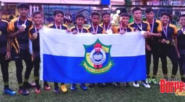 JUARA: Skuad SK Kem Tentera Sandakan muncul juara Kejohanan Ragbi Jemputan Tanjung Aru COBRA 7S B12 di padang SK Tanjung Aru 1 di sini baru-baru ini.