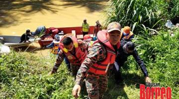 JUMPA: Pasukan SAR mengangkat mayat mangsa untuk diserahkan kepada pihak polis untuk tindakan selanjutnya.