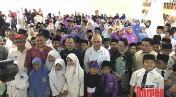 GAMBAR ALBUM: Maszlee merakamkan gambar kenangan bersama sebahagian pelajar ketika mengadakan lawatan ke SK Kampung Brunei.