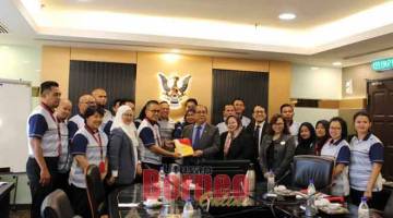 SELAMAT BERTANDING: Jaul menerima bendera Sarawak daripada Ketua Kontinjen Japri Bujang Masli untuk Sukan Perpustakaan Awam Se-Malaysia Ke-23 di Kedah pada 20 hingga 24 Oktober 2019. 