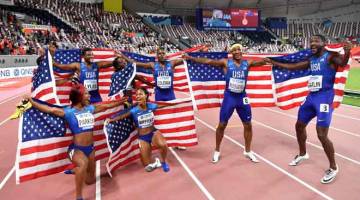HEBAT: Atlet pecut lelaki AS meraikan kejayaan mereka memenangi acara 4x100 meter lelaki pada kejohanan tersebut. — Gambar AFP