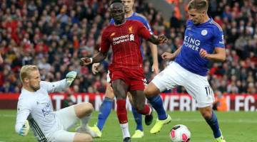 PERTEMBUNGAN: Sebahagian daripada babak-babak aksi perlawanan Liga Perdana Inggeris di antara Liverpool dan Leicester City di Anfield. Liverpool menang dengan 2-1. — Gambar Reuters