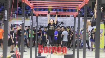 UJI KEMAMPUAN: Beberapa peserta cuba melepasi cabaran ‘Monkey Bars’ dan ‘Rope Climb’ pada ujian Spartan Race Malaysia di Stadium Perpaduan, Petra Jaya kelmarin.