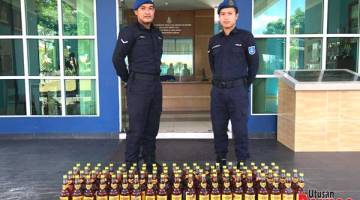 SELUDUP: Minuman keras seludup yang dirampas.