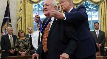 ANUGERAH PINGAT: Trump menganugerahkan Pingat Presiden bagi Kebebasan kepada bekas Peguam Negara Edwin Meese                         di Rumah Putih di Washington, Amerika Syarikat kelmarin. — Gambar Reuters