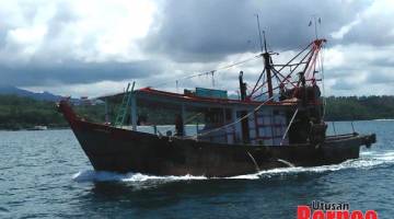 TAHAN: Bot nelayan yang ditahan selepas didapati melanggar syarat lesen yang ditetapkan JPDS.