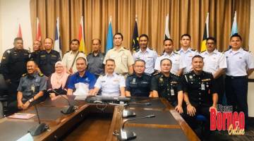 OP BERSEPADU: Mohd Khairulanuar (tengah duduk) bergambar bersama pegawai pelbagai agensi penguatkuasaan sebelum memulakan operasi bersama.