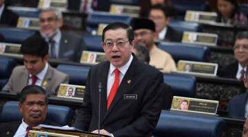BUDGET TERKINI: Lim ketika membentangkan Belanjawan 2020 di Parlimen, Kuala Lumpur, semalam. — Gambar Bernama