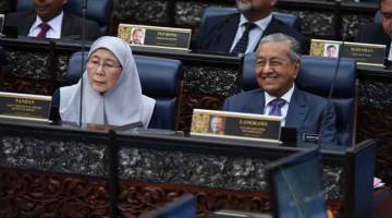 DENGAR PEMBENTANGAN: Dr Mahathir dan Wan Azizah ketika mendengar Lim membentangkan Belanjawan 2020 di Parlimen, Kuala Lumpur, semalam. — Gambar Bernama