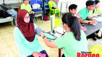 KEMPEN KESIHATAN: Antara program kesihatan yang diadakan sepanjang 10 hari pelajar FMHS UMS di Kg Sinisian.