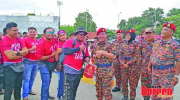 OKK: Kamarulzaman (lima kanan) menyampaikan cenderahati kepada salah satu pasukan OKK yang menyertai pertandingan itu.