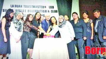 JUBILEE PERAK: T.C. Lim (tengah) bersama kepimpinan baharu Kelab Toastmaster Labuan.