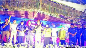 PERASMIAN: Sarifuddin menyempurnakan acara simbolik perasmian DSBC 2.0 Kg Pasir Putih Baharu Tawau.