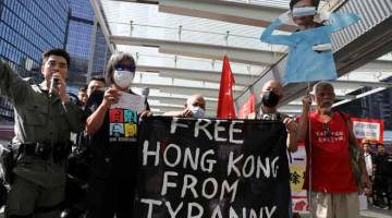 RIUH: Penunjuk perasaan antikerajaan membawa sepanduk menuntut kebebasan Hong Kong  ketika berhimpun di luar Dewan Perwakilan di Hong Kong, China semalam. — Gambar Ammar Awad/Reuters