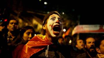 SUARA MARAH: Penunjuk perasaan melaungkan slogan semasa               demonstrasi di La Paz, Bolivia kelmarin. — Gambar David Mercado/Reuters