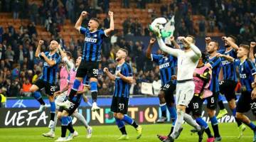 RAIKAN BERSAMA: Pemain Inter Milan meraikan kemenangan mereka dengan menewaskan Borussia Dortmund 2-0 pada aksi Liga Juara-Juara Kumpulan F di San Siro, Milan. — Gambar Reuters